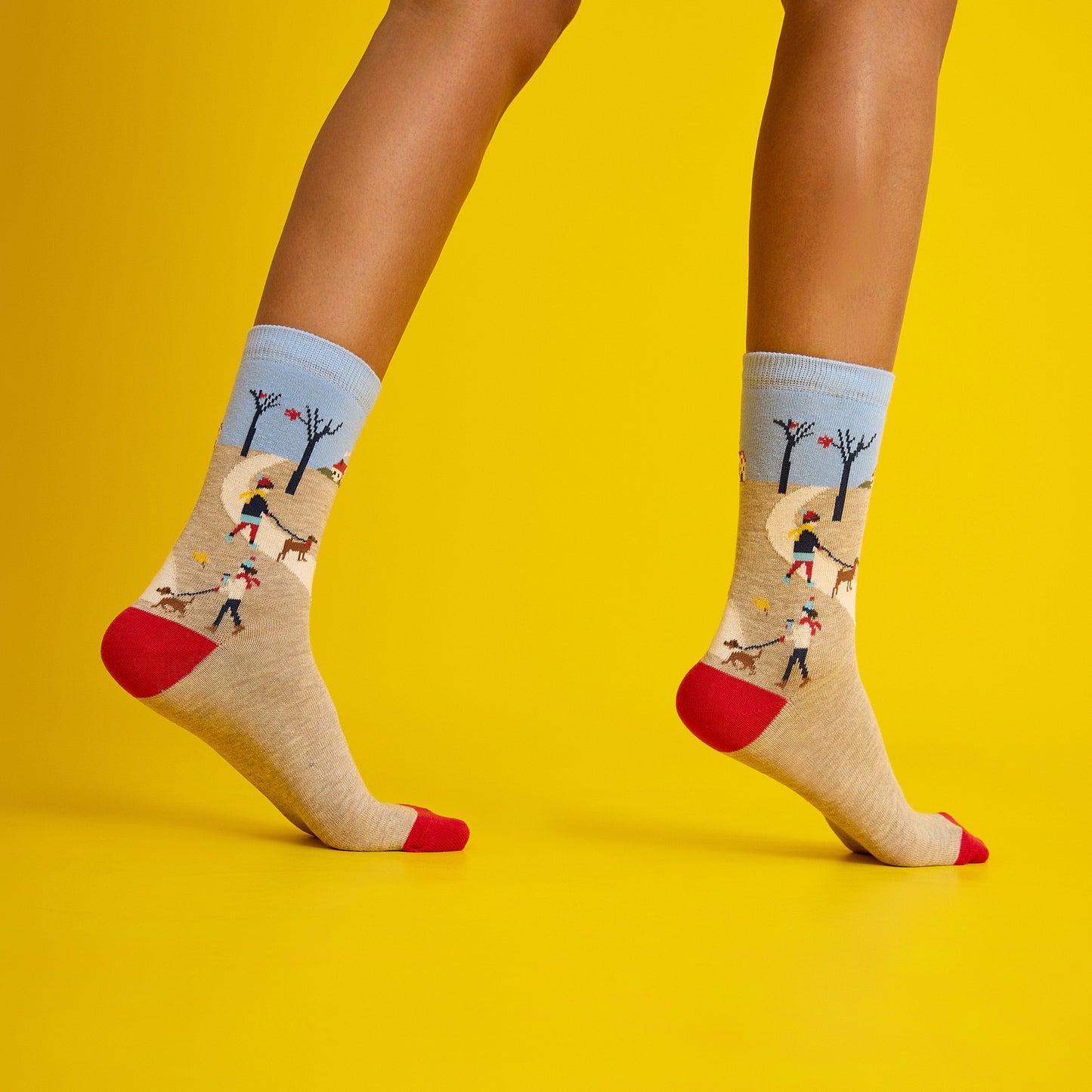 Sonbahar manzarası temalı, kırmızı ve desenli, yumuşak dokulu çorap. Doğanın renklerini yansıtan el yapımı şıklık.