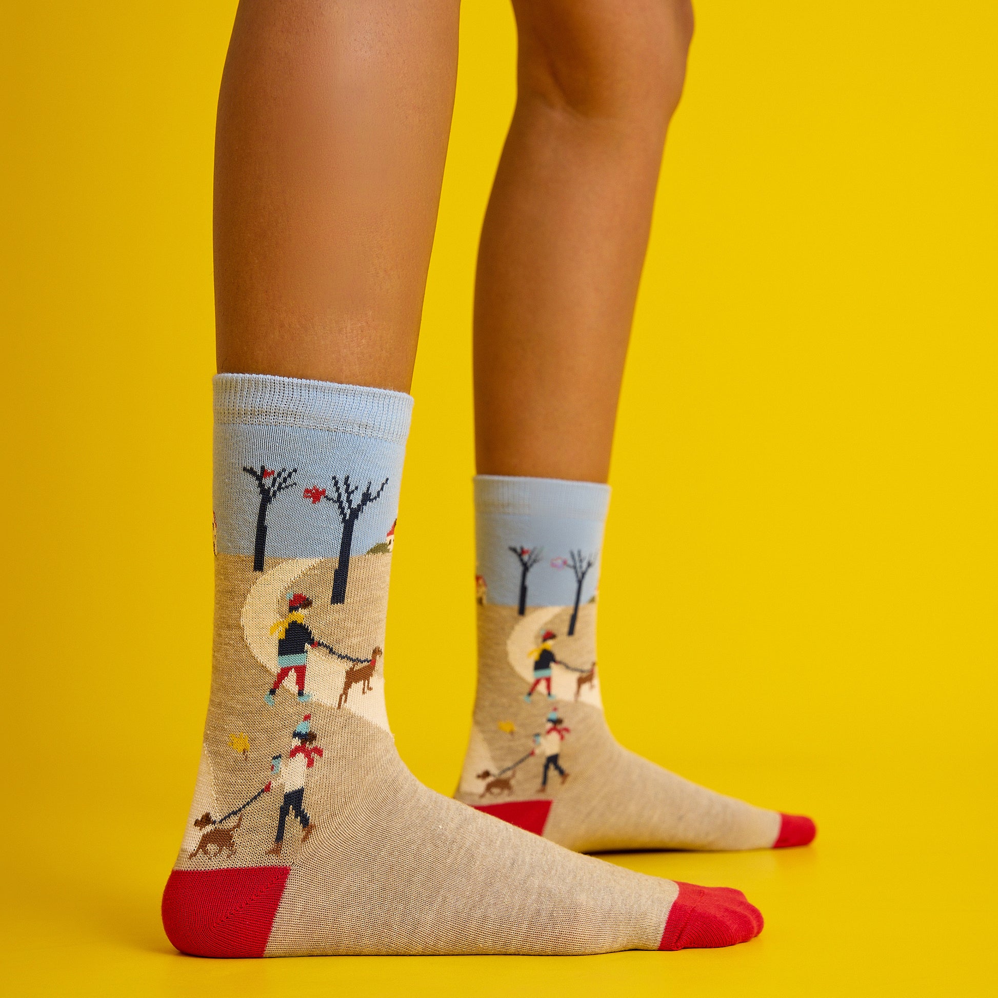 Sonbahar manzarası temalı, kırmızı ve desenli, yumuşak dokulu çorap. Doğanın renklerini yansıtan el yapımı şıklık.