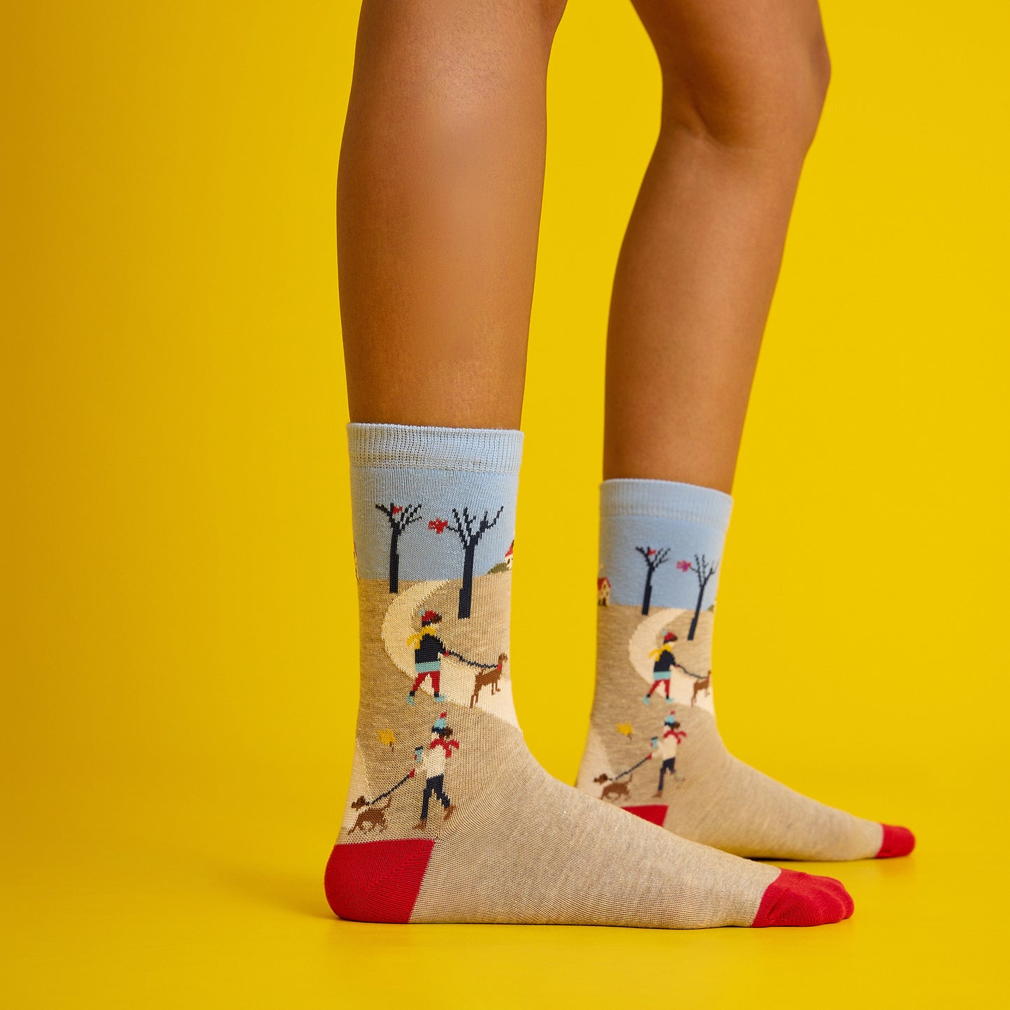 Sonbahar manzarası temalı, kırmızı ve desenli, yumuşak dokulu çorap. Doğanın renklerini yansıtan el yapımı şıklık.