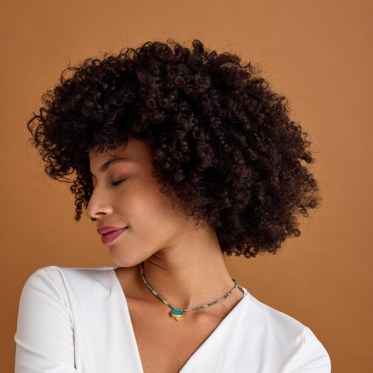 Turkuaz ve çilek kuvars taşlı, 24 ayar altın kaplama detaylı, 42 cm uzunluğunda el yapımı minimal kolye.