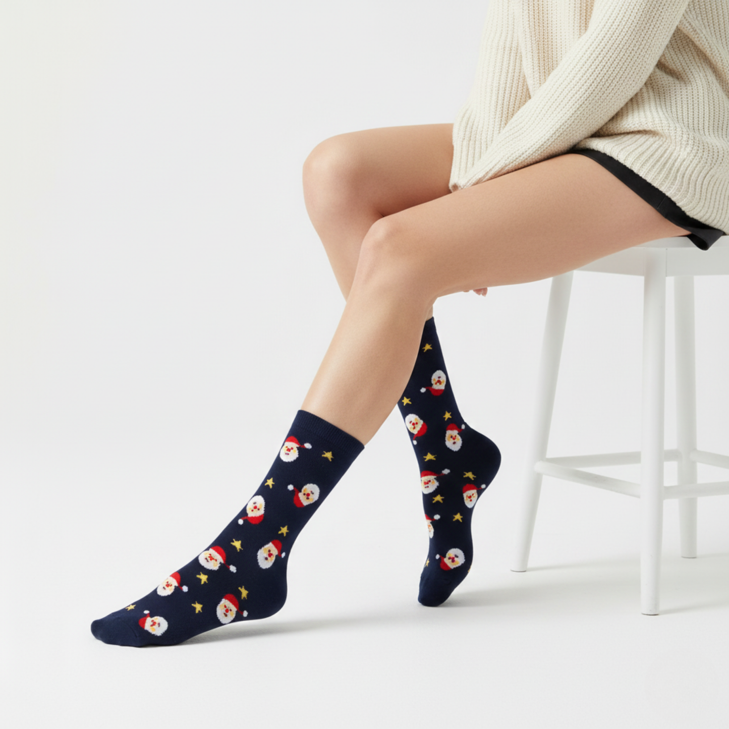 Lacivert zemin üzerinde Noel Baba ve yıldız desenli yılbaşı temalı soket çorap.