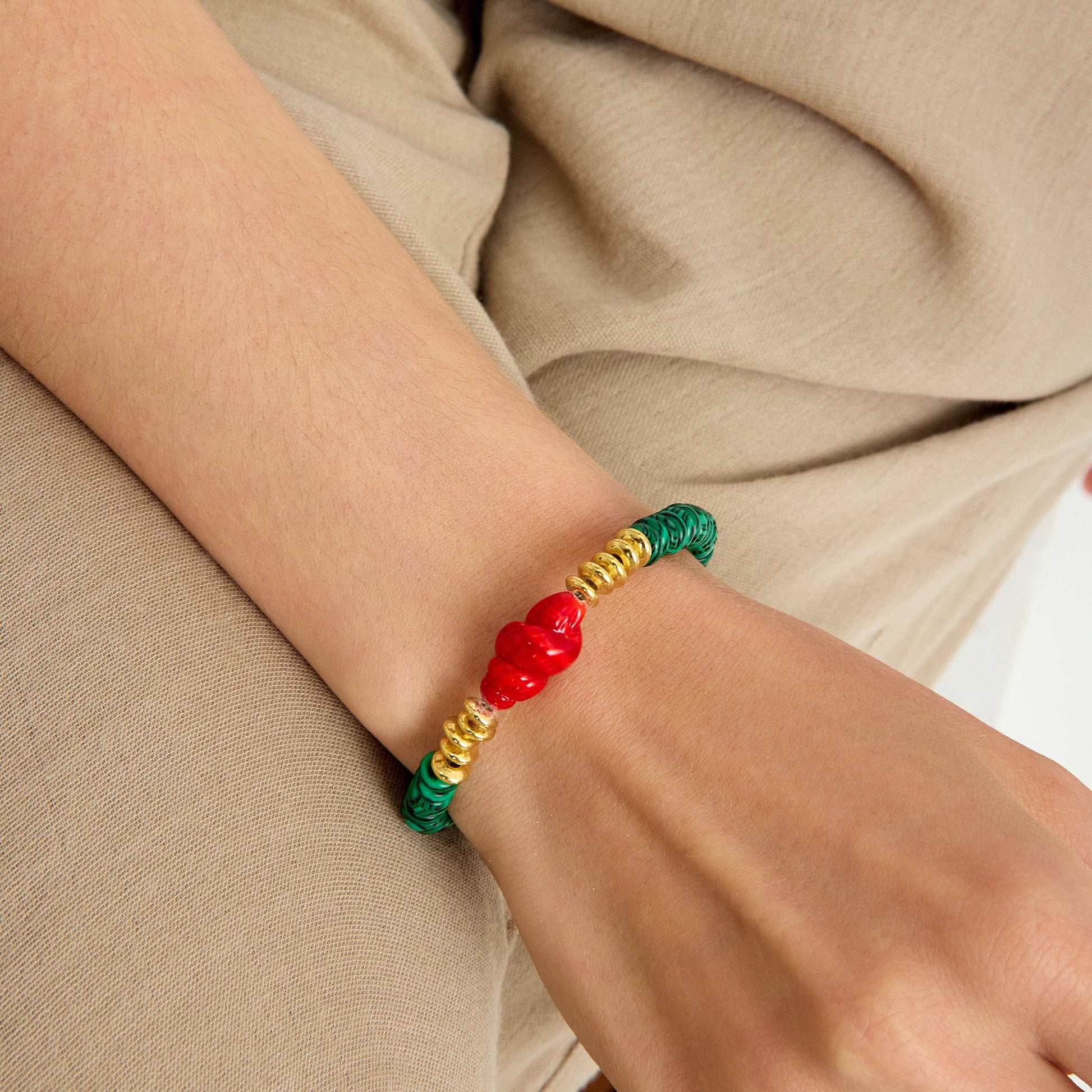 Malahit taşlı, kırmızı murano cam charm ve altın detaylı el yapımı bileklik – SOA Jewellery Soléna Koleksiyonu