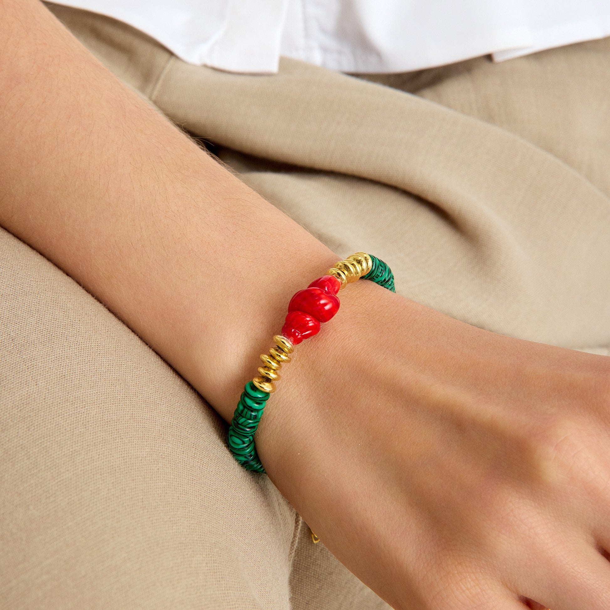 Malahit taşlı, kırmızı murano cam charm ve altın detaylı el yapımı bileklik – SOA Jewellery Soléna Koleksiyonu