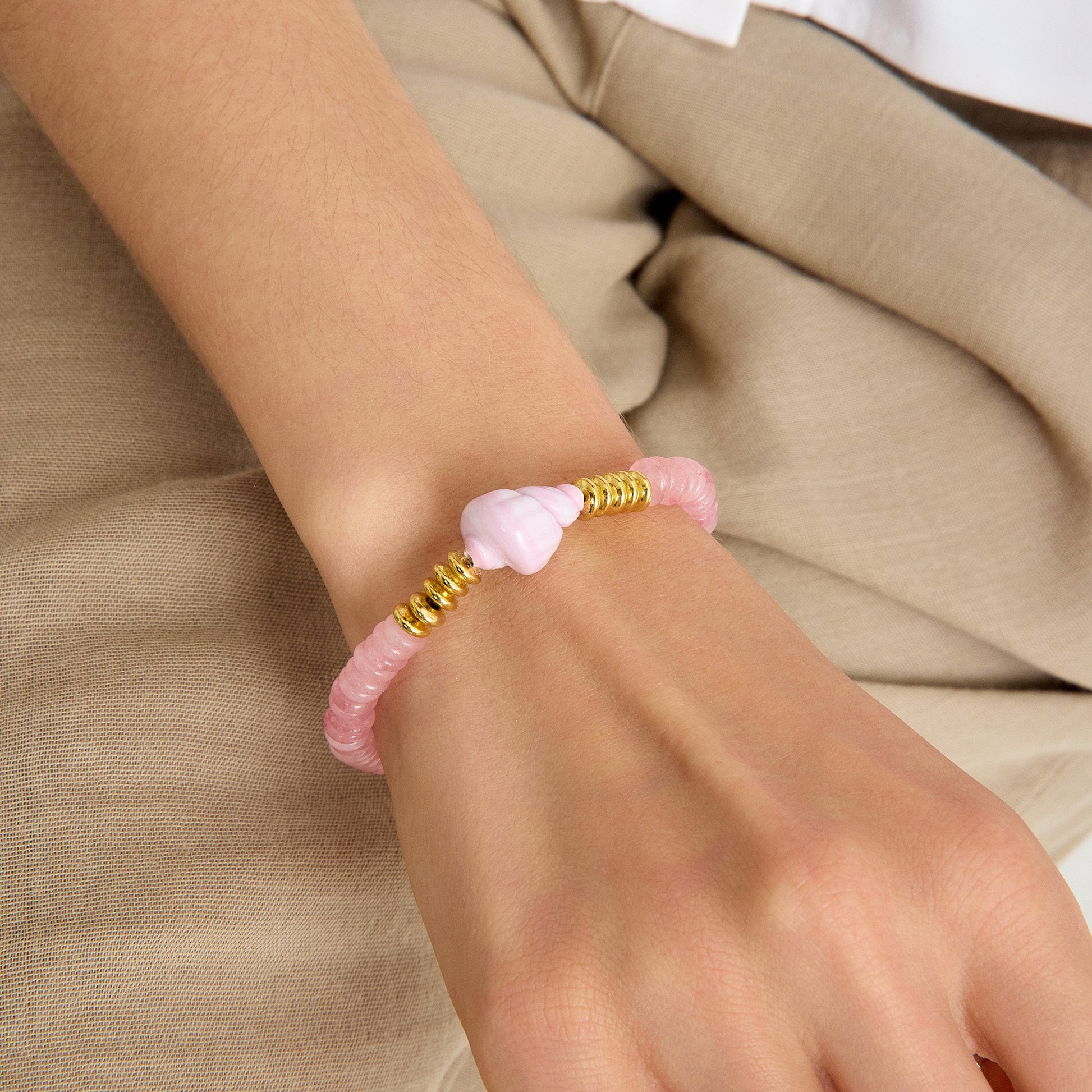 Pembe kuvars taşlı, pembe murano charm ve altın detaylı yaz bilekliği – SOA Jewellery Soléna Koleksiyonu
