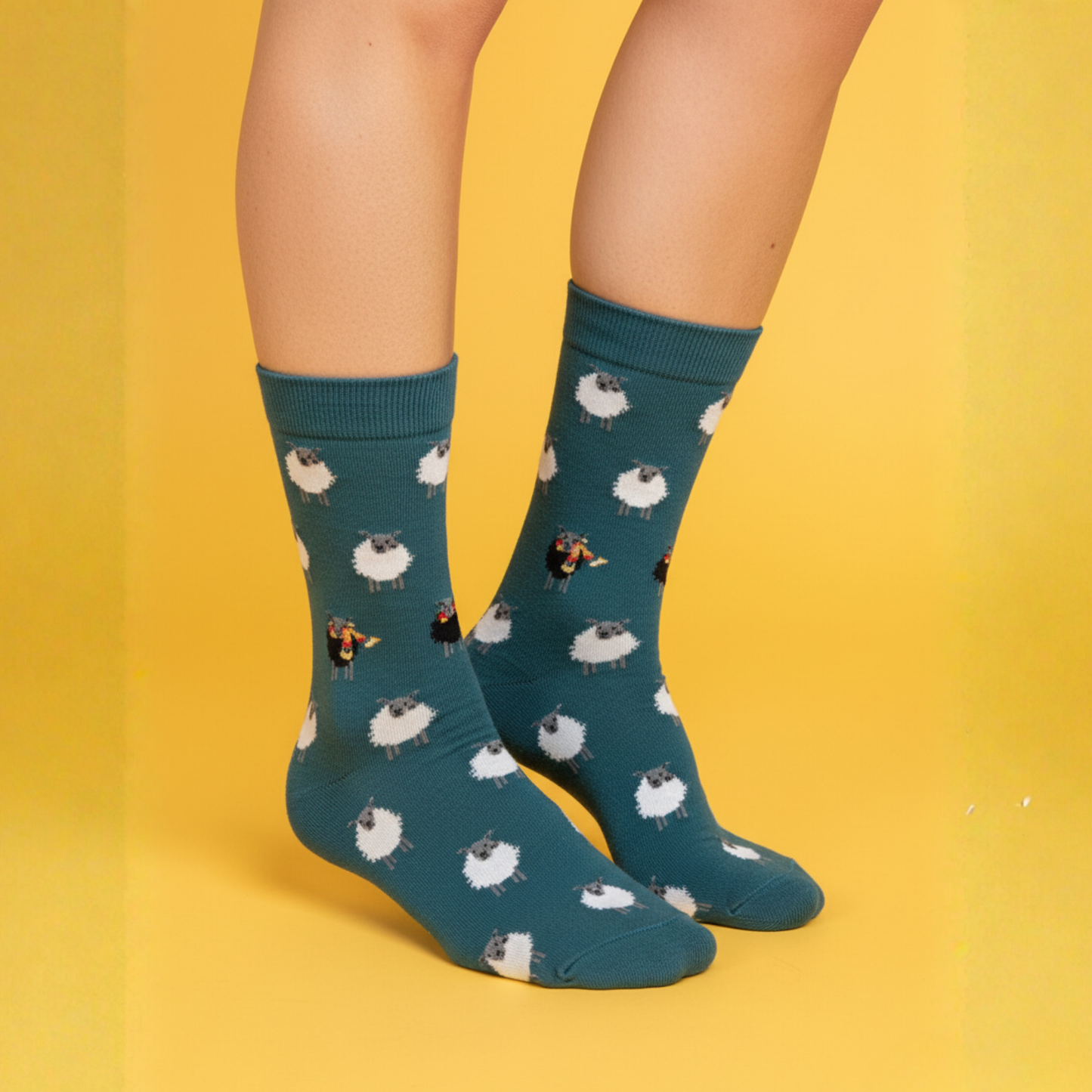 Koyu yeşil zeminli, beyaz ve siyah koyun desenli “Black Sheep Among White Sheeps” unisex çorap — pamuklu ve rahat yapı