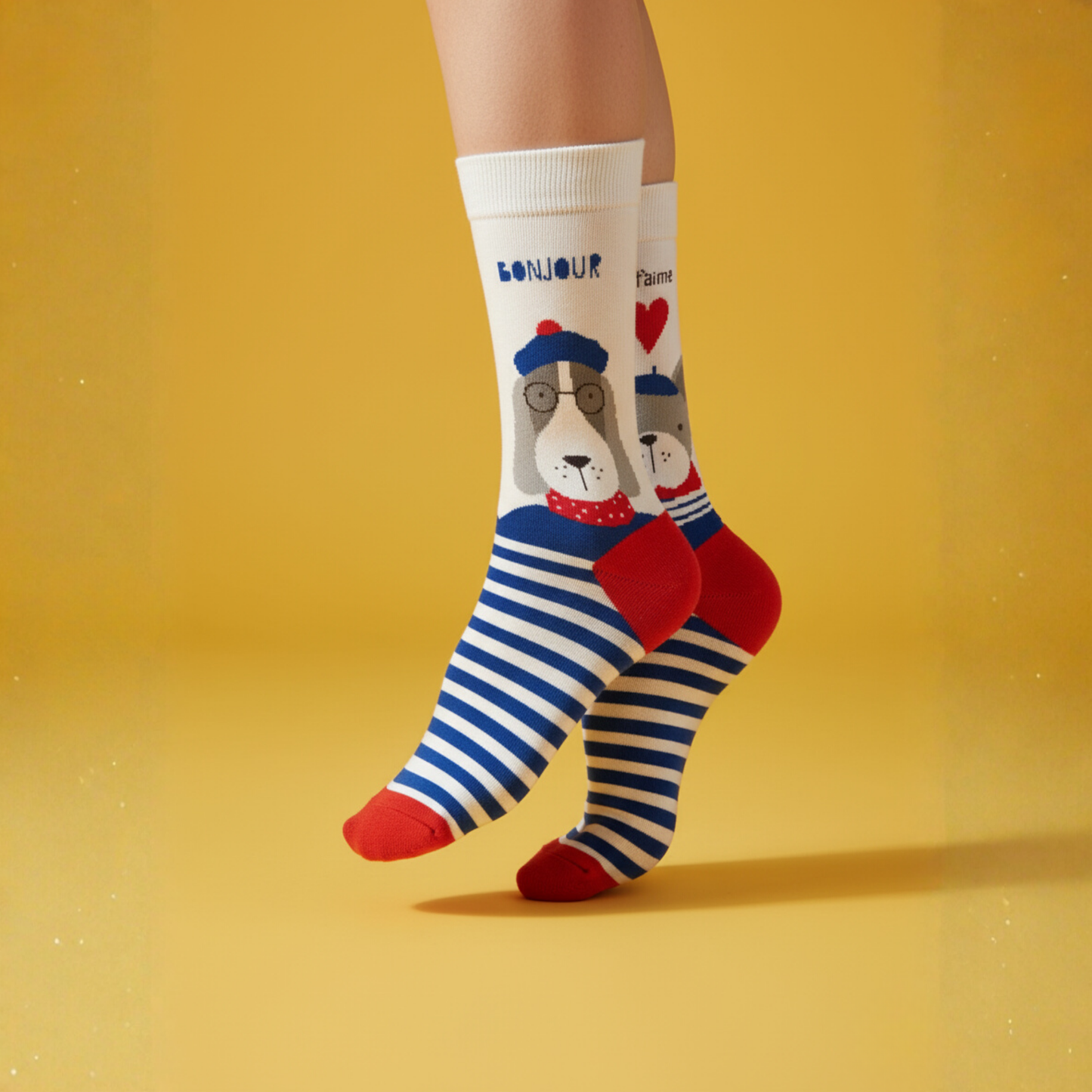 Lacivert-beyaz çizgili, kırmızı detaylı Bonjour bereli köpek desenli unisex çorap — yumuşak pamuklu kumaş