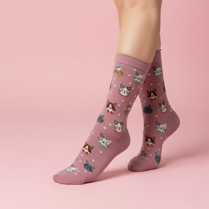 Pembe zemin üzerinde farklı kedi yüzü motifleri ve minik puantiyeli soket çorap.