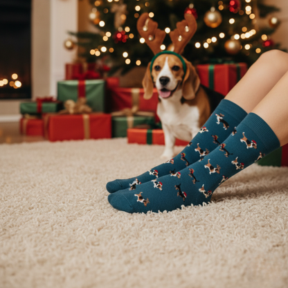 Mavi zeminli, Noel şapkalı köpek desenli pamuklu erkek çorap — 41–46 numara, yılbaşı temalı tasarım