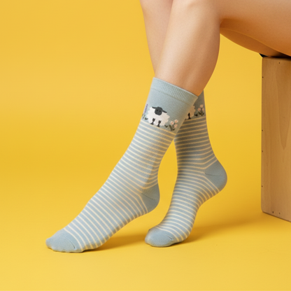 Açık mavi zemin üzerine beyaz çizgili, bilek kısmında sevimli koyun figürü bulunan çorap