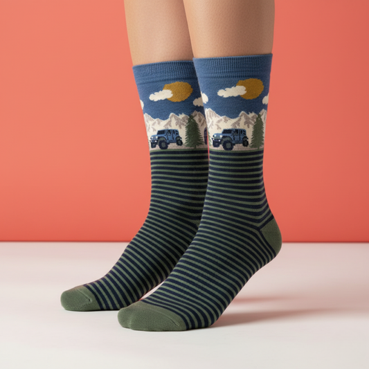 Dağ manzarası ve jeep desenli yeşil mavi çizgili pamuklu çorap.