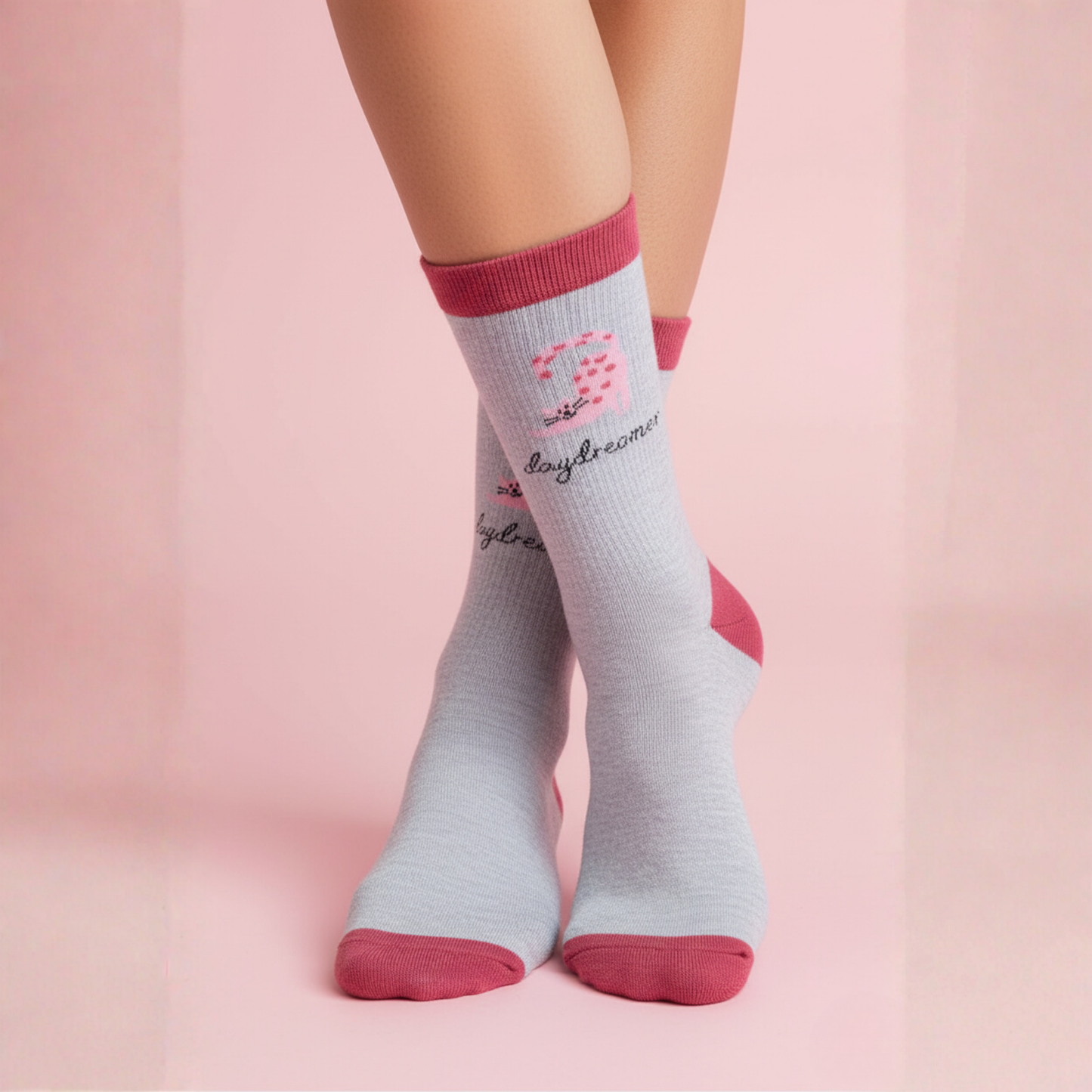 Açık gri zeminli, pembe esneyen kedi desenli “Daydreamer” kadın pamuklu çorap — yumuşak, sevimli ve rahat tasarım