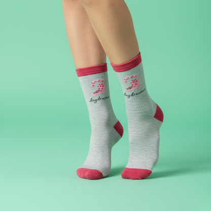 Açık gri zeminli, pembe esneyen kedi desenli “Daydreamer” kadın pamuklu çorap — yumuşak, sevimli ve rahat tasarım