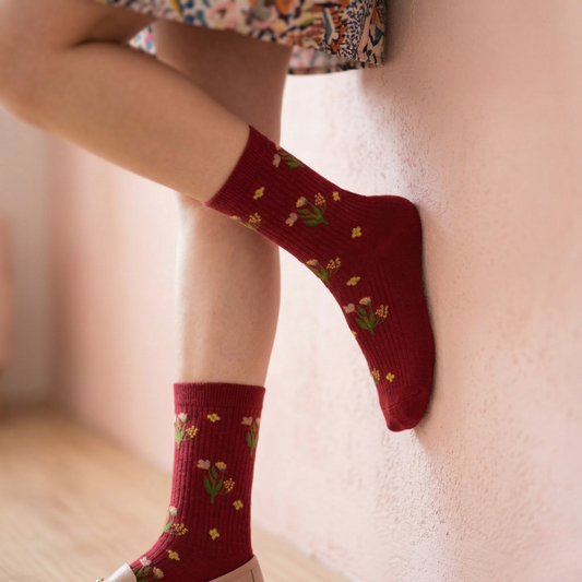 bordo zemin üzerinde çiçek desenli pamuk çorap