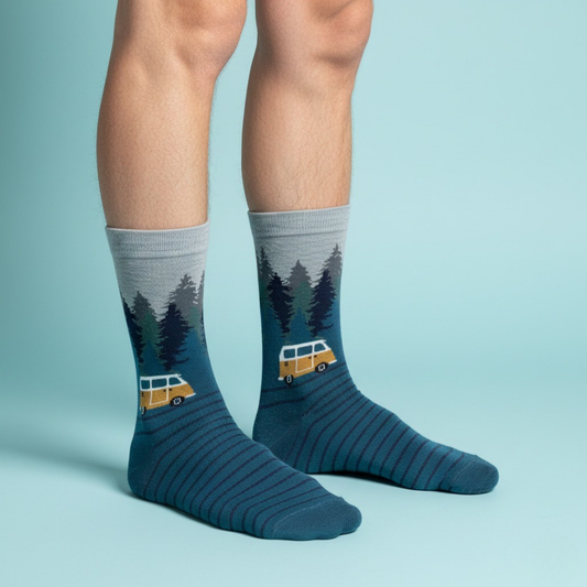 Orman ve minibüs desenli mavi-yeşil pamuklu soket çorap.