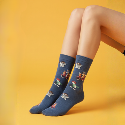 Mavi zeminli, sirk temalı figürlerle desenli “Fun Circus Crew” unisex çorap — pamuklu, renkli ve eğlenceli