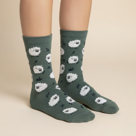 Mavi-yeşil zeminde kabarık koyun desenli pamuklu soket çorap.