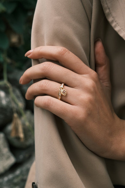 Baget Sıra Pembe Zirkon Kalp Sallantılı Minimal Yüzük