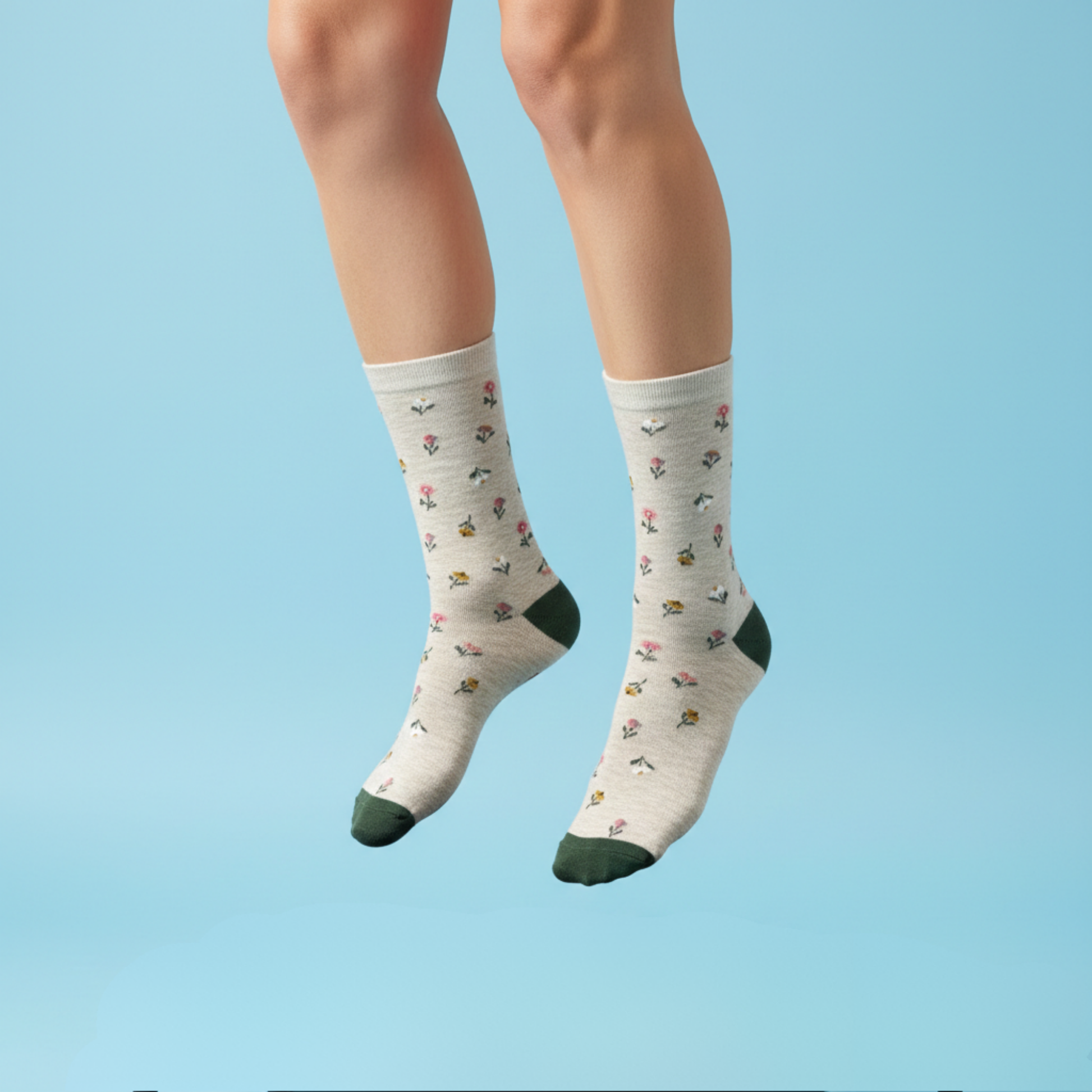 Bej zeminli kır çiçekleri desenli pamuklu çorap