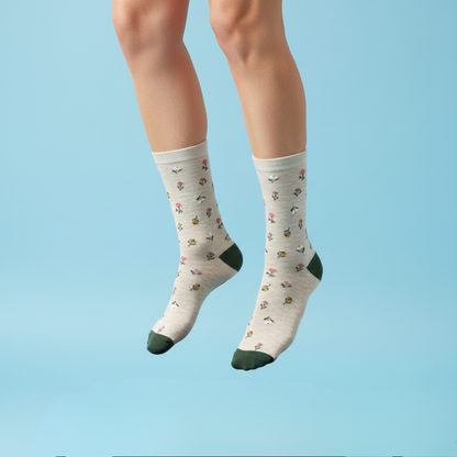 Bej zeminli kır çiçekleri desenli pamuklu çorap