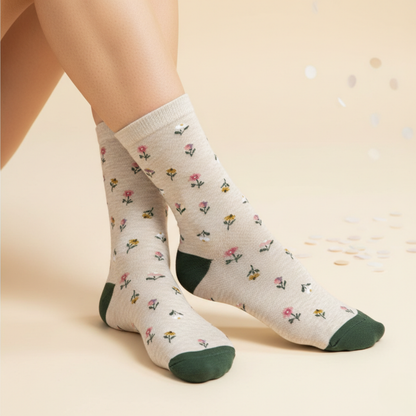 Bej zeminli kır çiçekleri desenli pamuklu çorap