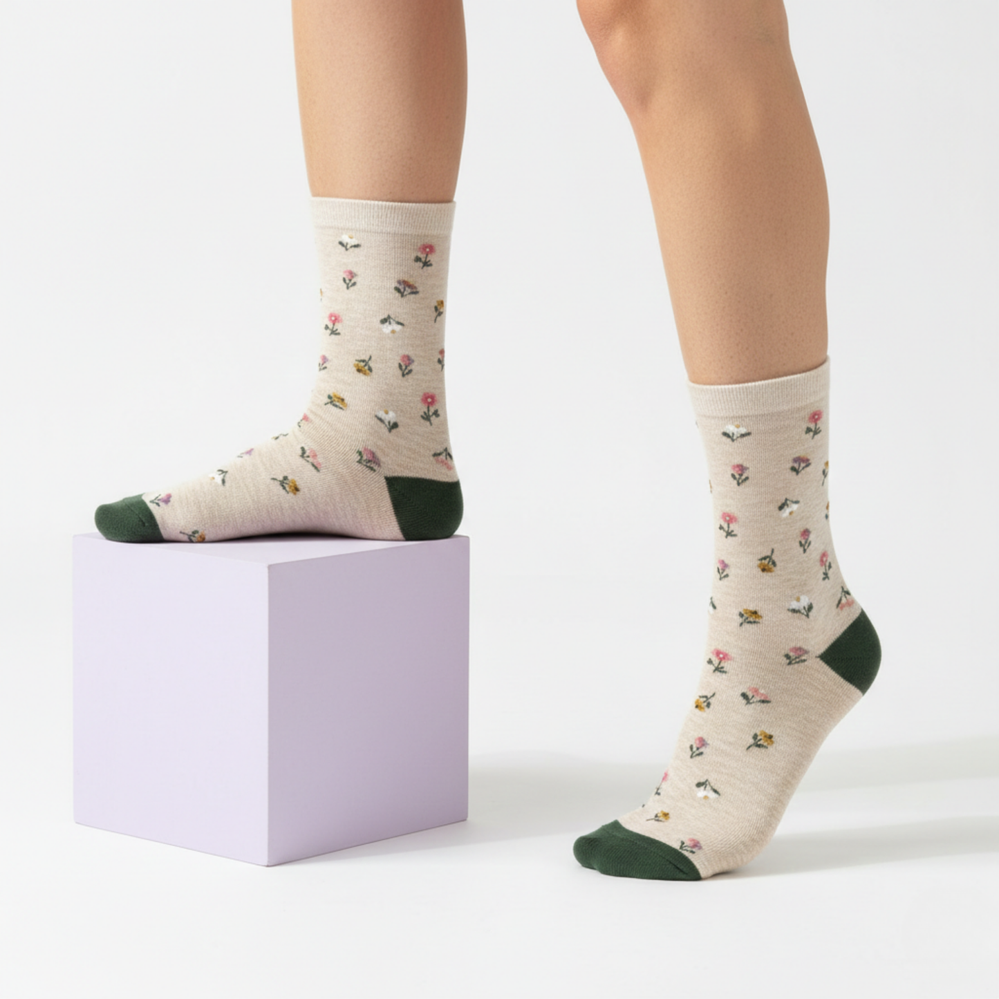 Bej zeminli kır çiçekleri desenli pamuklu çorap