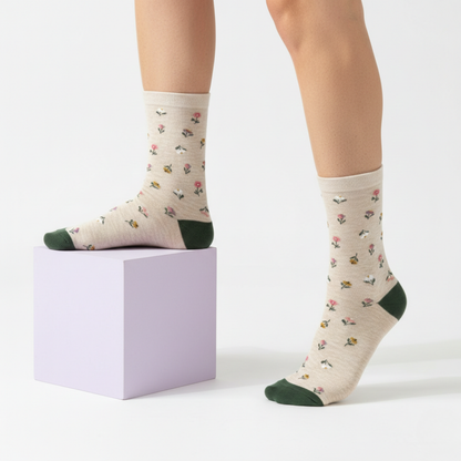 Bej zeminli kır çiçekleri desenli pamuklu çorap