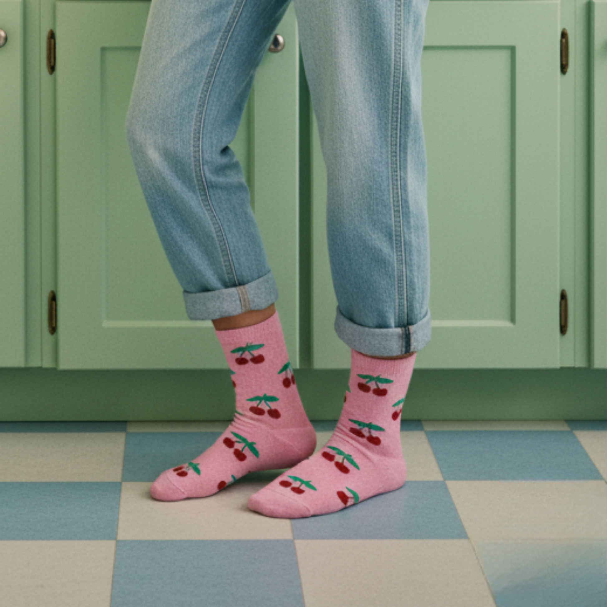 Pembe zeminli, kırmızı kiraz ve yeşil yaprak desenli kadın soket çorap — pamuklu, yumuşak ve renkli yapı