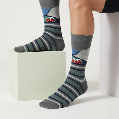 kırmızı karavan desenli gri çizgili çorap, dağ manzaralı pamuk çorap modeli