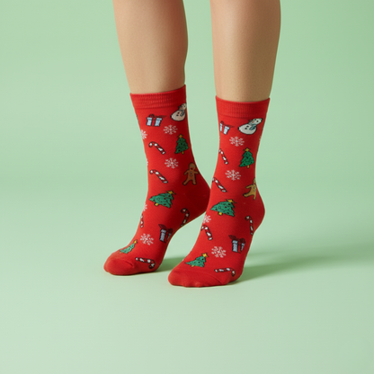 Kırmızı zemin üzerinde yılbaşı sembolleri—ağaç, şeker kamışı, hediye, gingerbread ve kardan adam desenli soket çorap.