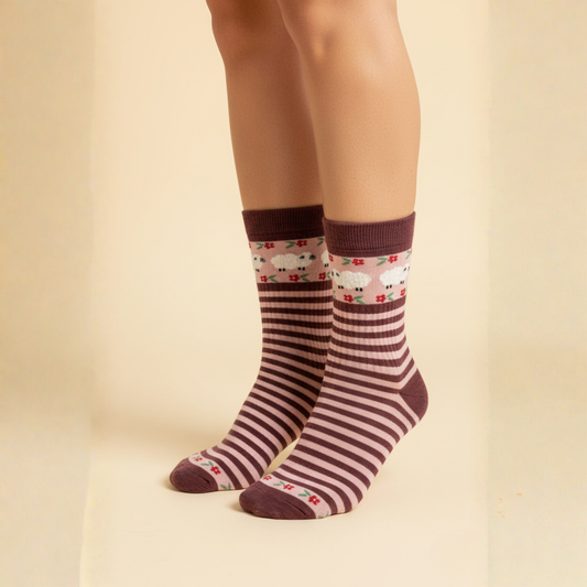 Pembe ve bordo çizgili, koyun ve çiçek desenli pamuklu kadın çorap — yumuşak, sevimli ve rahat tasarım