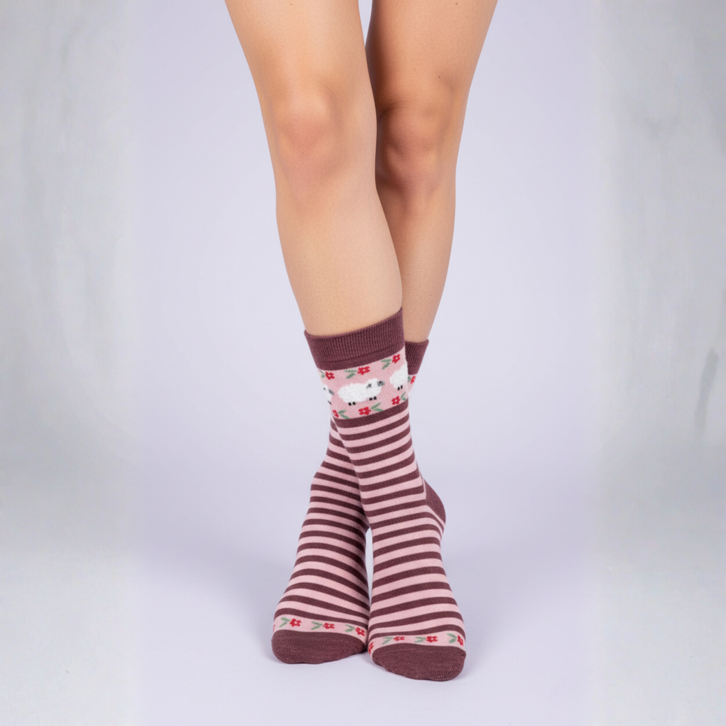 Pembe ve bordo çizgili, koyun ve çiçek desenli pamuklu kadın çorap — yumuşak, sevimli ve rahat tasarım