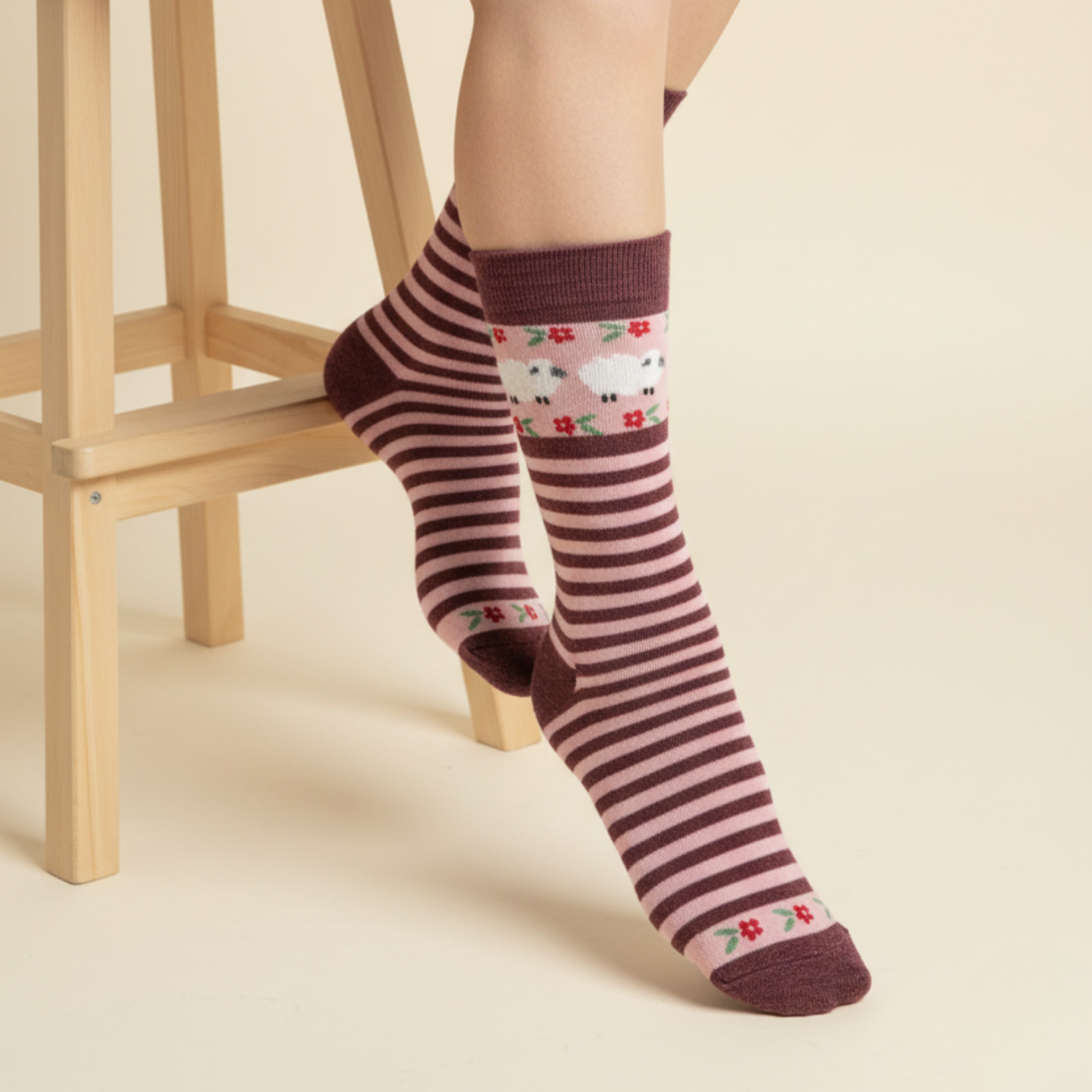 Pembe ve bordo çizgili, koyun ve çiçek desenli pamuklu kadın çorap — yumuşak, sevimli ve rahat tasarım