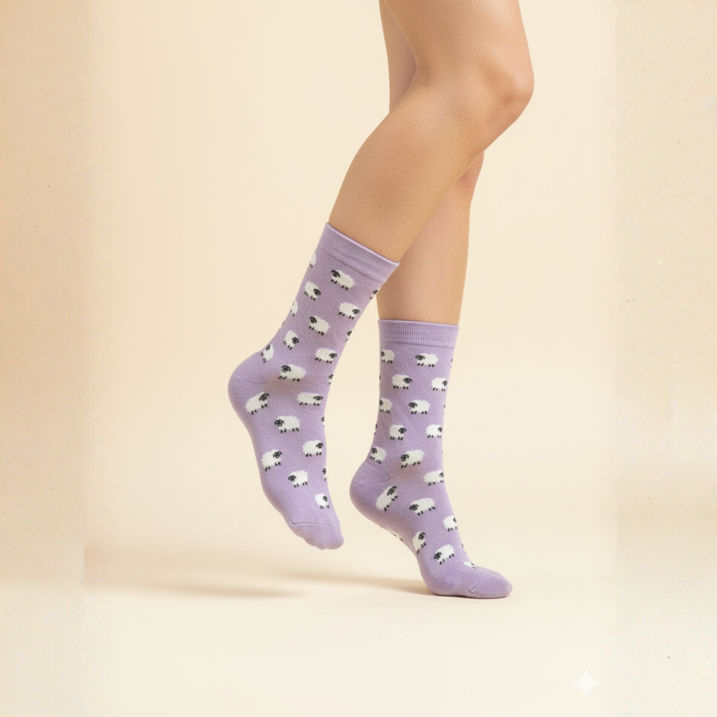 Lila zemin üzerinde minik beyaz kuzu desenli kadın soket çorap.