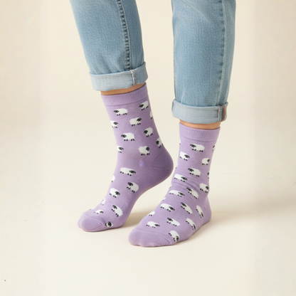 Lila zemin üzerinde minik beyaz kuzu desenli kadın soket çorap.