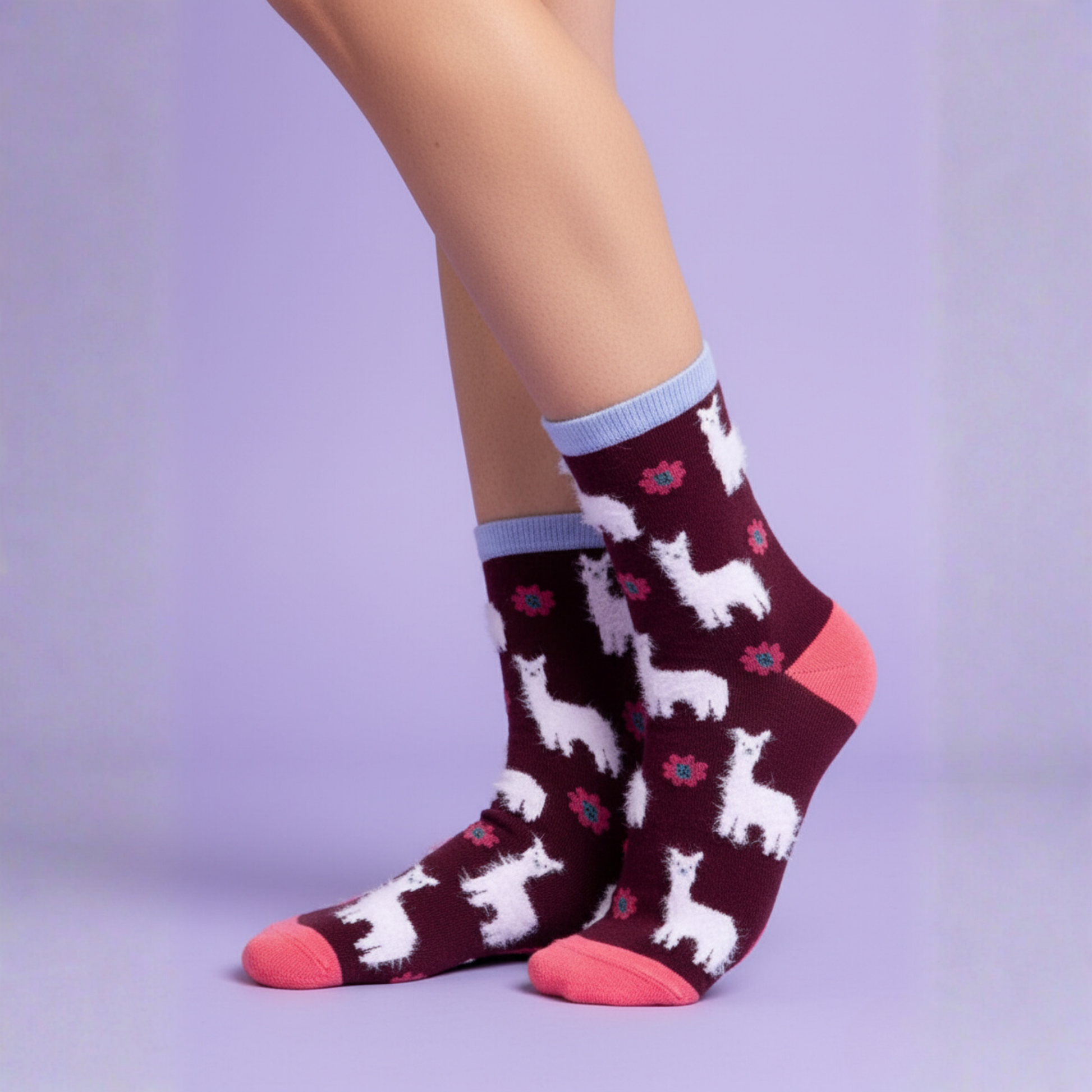 Bordo zeminli, beyaz lama ve çiçek desenli pamuklu kadın soket çorap — yumuşak, konforlu ve neşeli tasarım