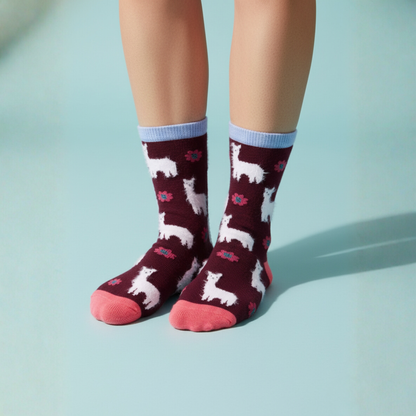 Bordo zeminli, beyaz lama ve çiçek desenli pamuklu kadın soket çorap — yumuşak, konforlu ve neşeli tasarım