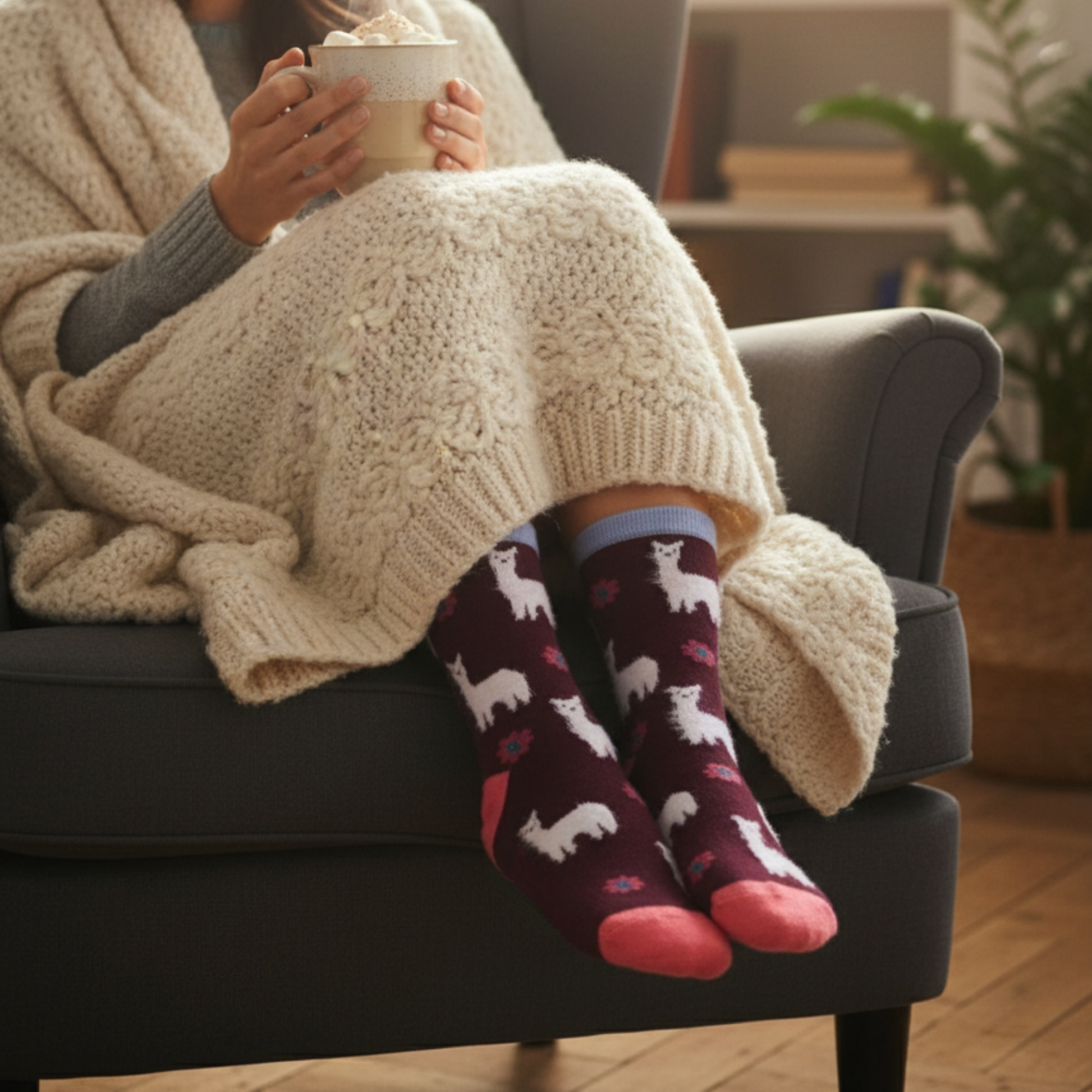 Bordo zeminli, beyaz lama ve çiçek desenli pamuklu kadın soket çorap — yumuşak, konforlu ve neşeli tasarım