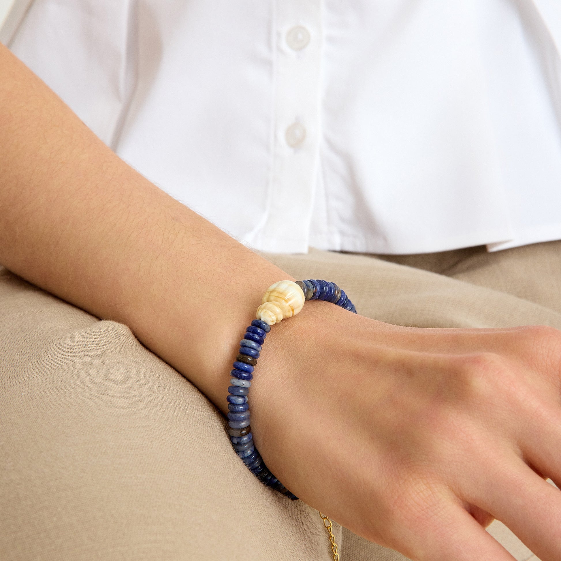 Sodalit taşı ve krem murano cam charm ile tasarlanmış altın detaylı el yapımı bileklik – SOA Jewellery Maris Bileklik