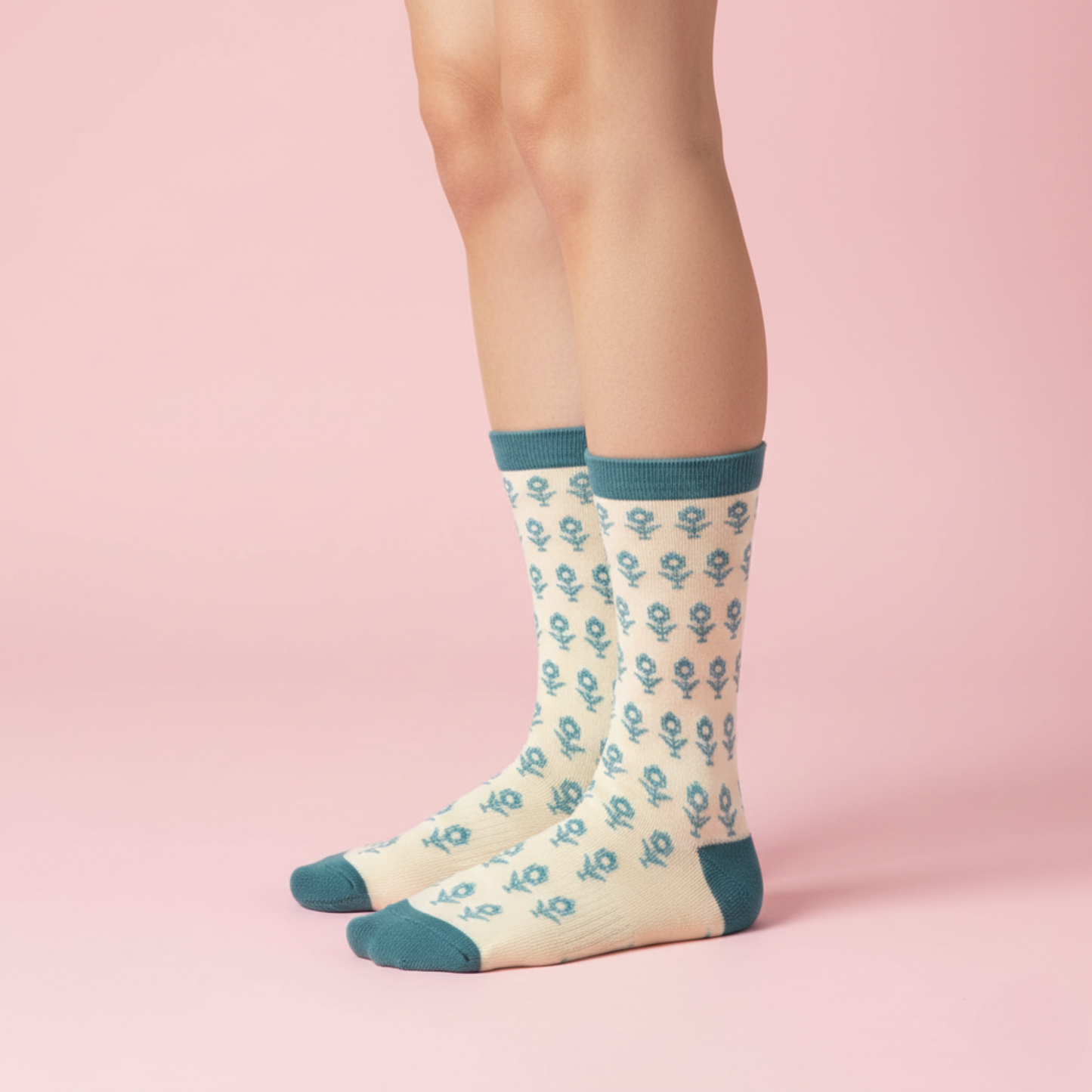 Mint zeminli, retro çiçek desenli organik pamuk soket çorap — nefes alan, yumuşak ve rahat tasarım.