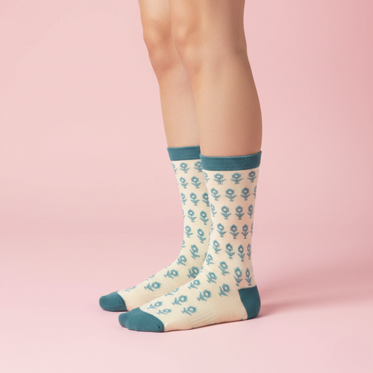 Mint zeminli, retro çiçek desenli organik pamuk soket çorap — nefes alan, yumuşak ve rahat tasarım.