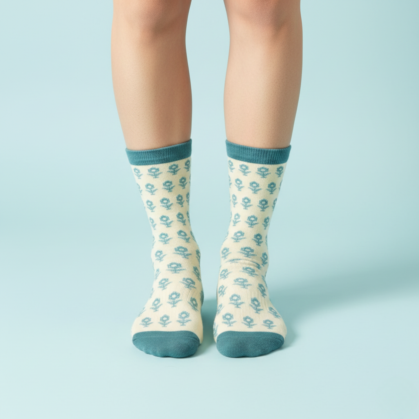 Mint zeminli, retro çiçek desenli organik pamuk soket çorap — nefes alan, yumuşak ve rahat tasarım.