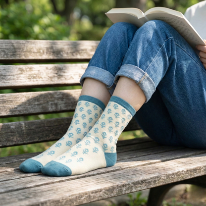 Mint zeminli, retro çiçek desenli organik pamuk soket çorap — nefes alan, yumuşak ve rahat tasarım.