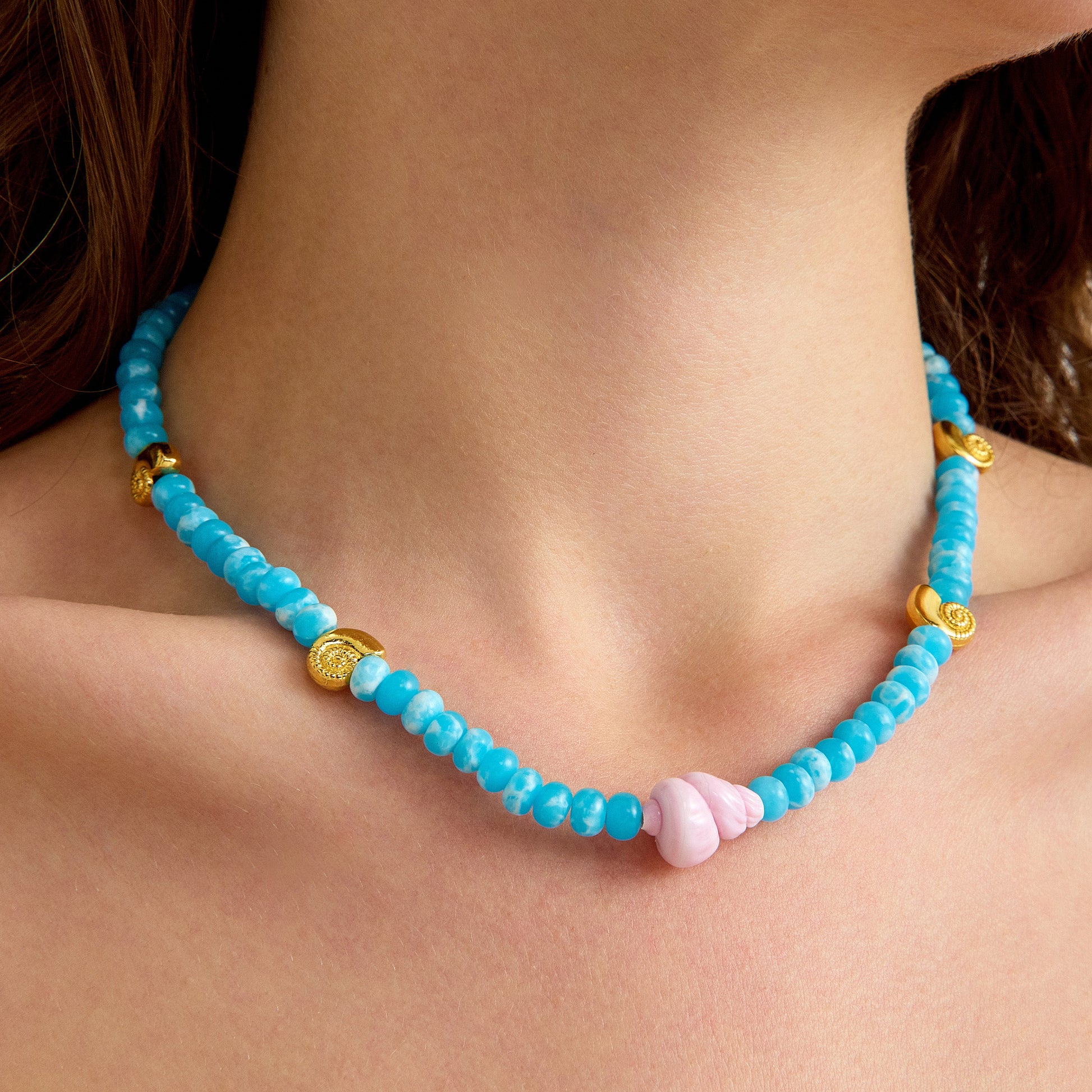 Varisit taşı ve pembe murano cam charm ile tasarlanmış altın spiral detaylı yaz kolyesi 