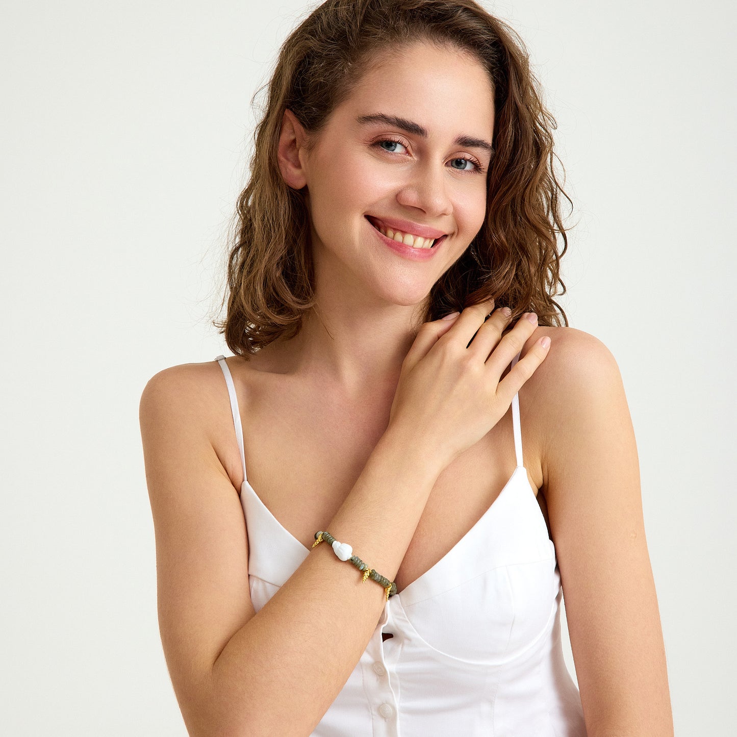Labradorit taşı, beyaz murano charm ve sallantılı deniz kabuklarıyla tasarlanmış el yapımı yaz bilekliği – SOA Jewellery Nerina Koleksiyonu