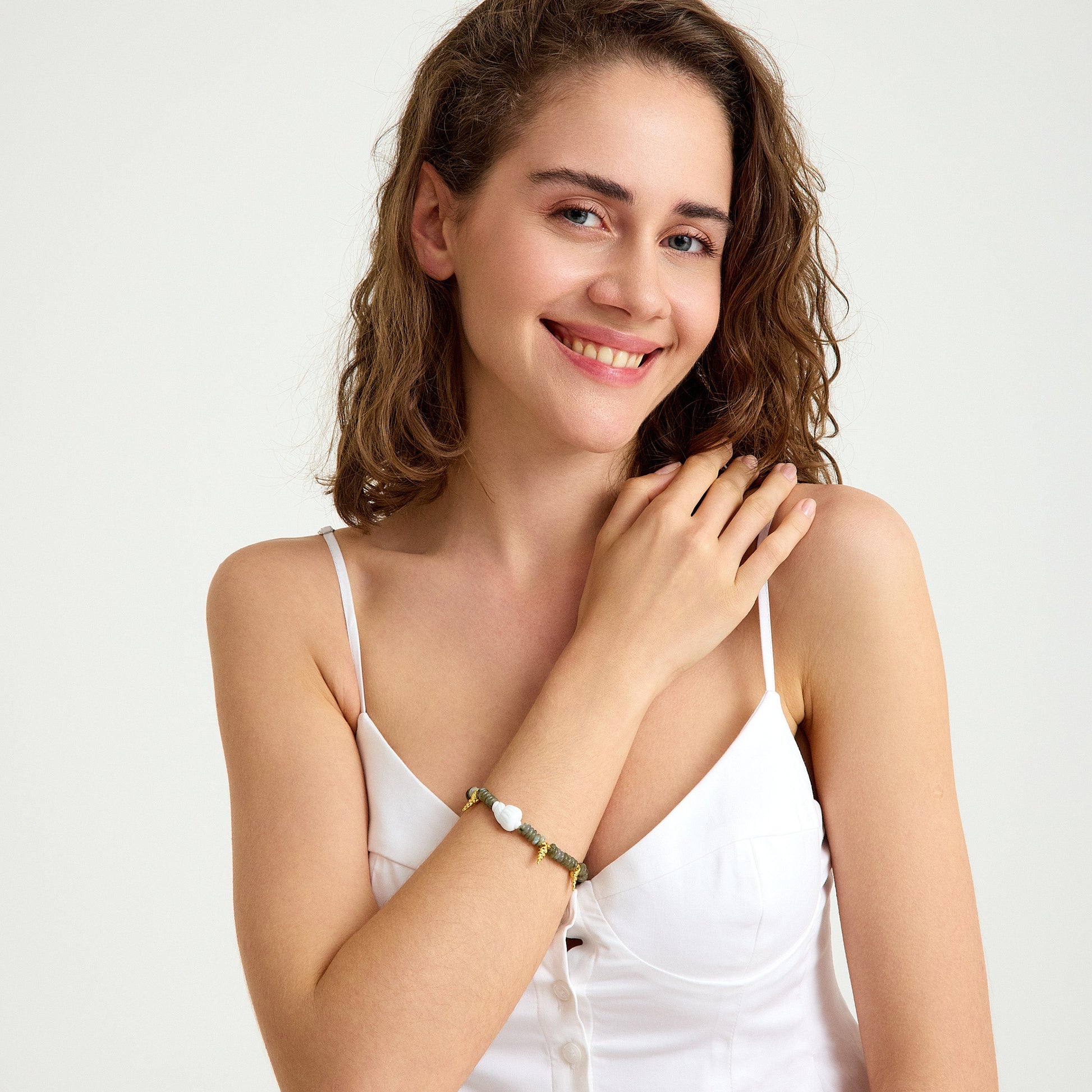 Labradorit taşı, beyaz murano charm ve sallantılı deniz kabuklarıyla tasarlanmış el yapımı yaz bilekliği – SOA Jewellery Nerina Koleksiyonu