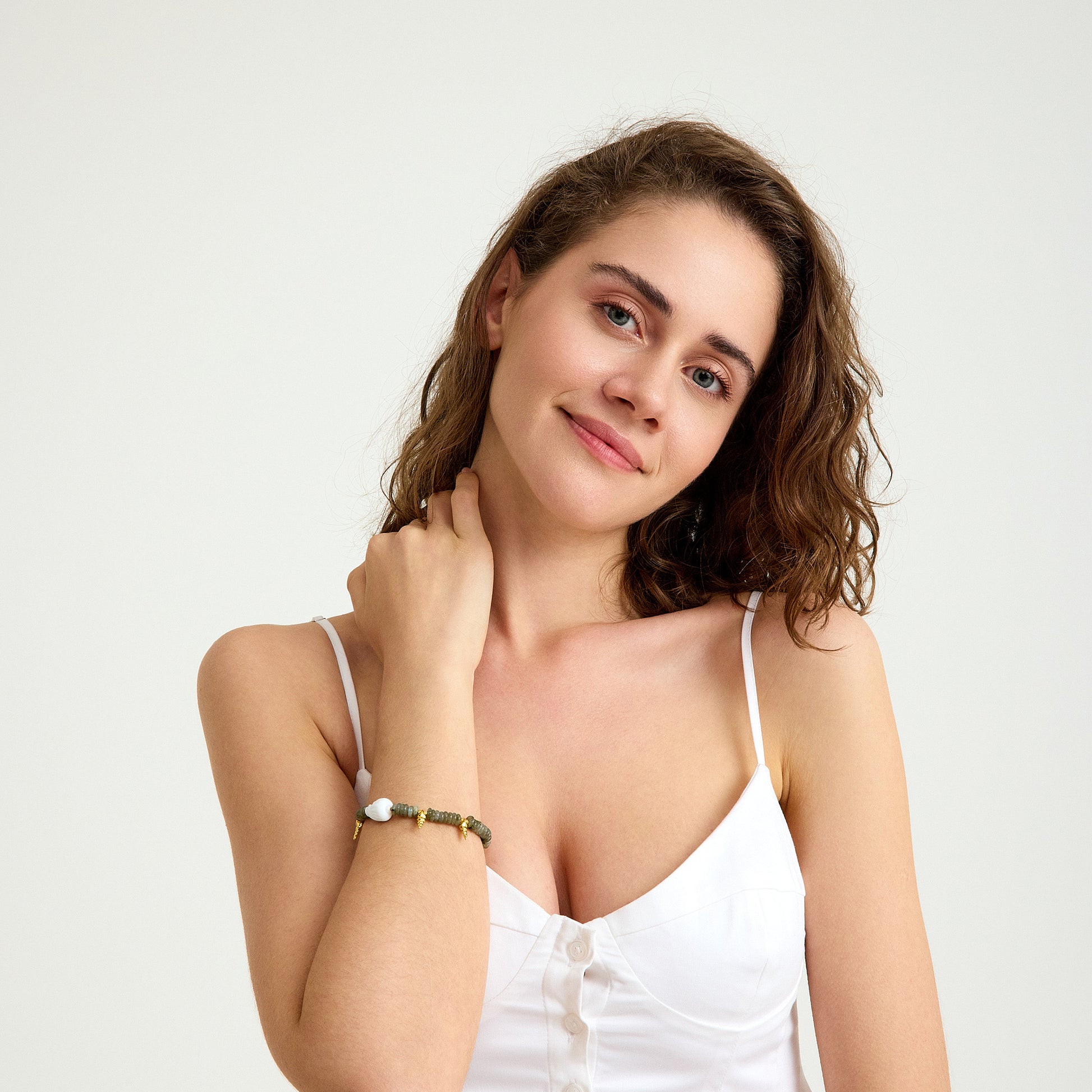 Labradorit taşı, beyaz murano charm ve sallantılı deniz kabuklarıyla tasarlanmış el yapımı yaz bilekliği – SOA Jewellery Nerina Koleksiyonu