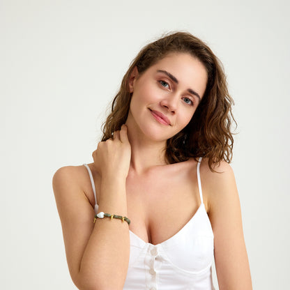 Labradorit taşı, beyaz murano charm ve sallantılı deniz kabuklarıyla tasarlanmış el yapımı yaz bilekliği – SOA Jewellery Nerina Koleksiyonu