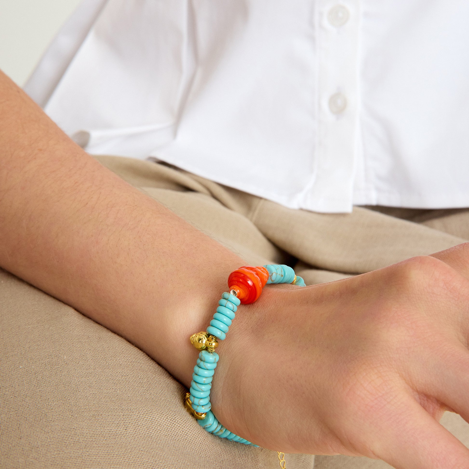 Turkuaz taşı ve turuncu murano cam charm ile tasarlanmış sallantılı deniz kabuklu el yapımı bileklik – SOA Jewellery Nerina Koleksiyonu