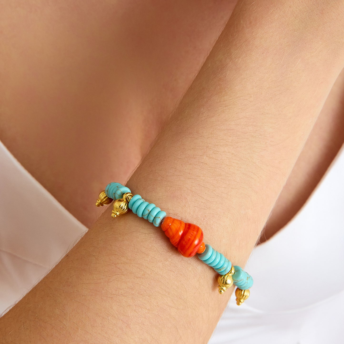 Turkuaz taşı ve turuncu murano cam charm ile tasarlanmış sallantılı deniz kabuklu el yapımı bileklik – SOA Jewellery Nerina Koleksiyonu