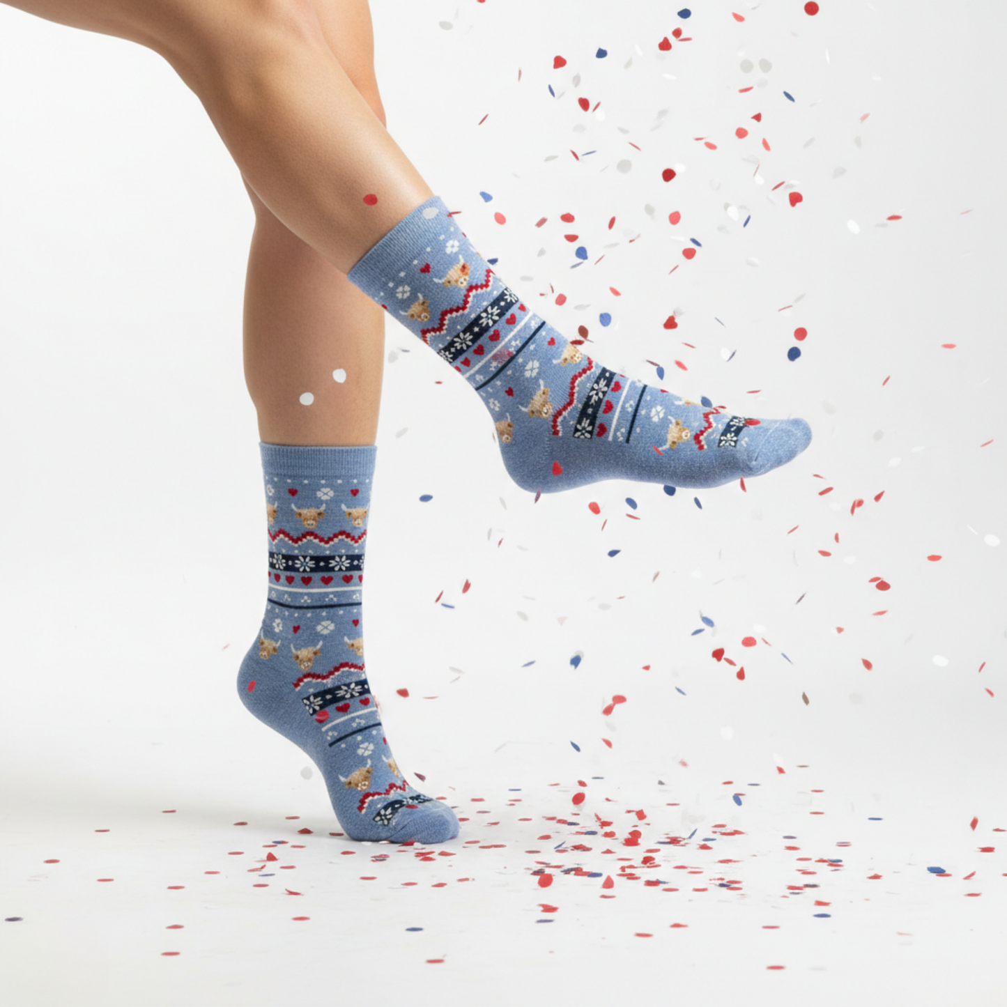 Açık mavi zemin üzerinde nordik boğa ve kar tanesi desenli pamuklu çorap